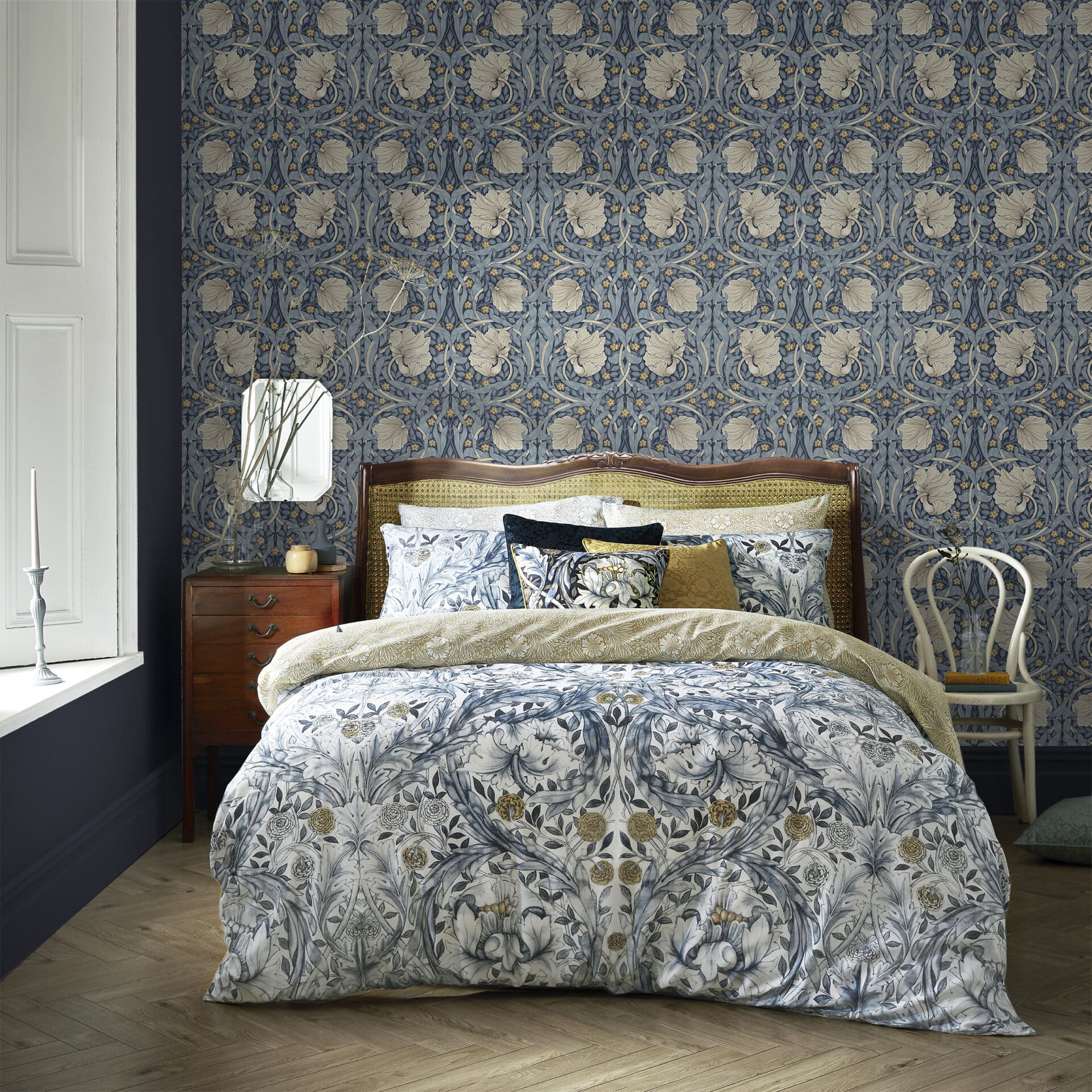 Carta da Parati "Pimpernel Blue" Morris at home - Image 3